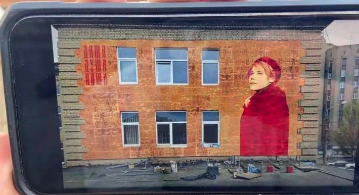  Портрет чергового небіжчика наносять на колишній будівлі заводу "Продмаш". 6